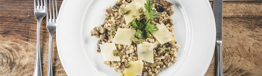 Orzotto ai funghi con pesto al basilico e mandorle al profumo di pecorino 